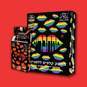 קופסת משחק הקלפים מתחברים ללסביות עם שפתיים בצבעי הקשת ולידה חפיסת הרחבה על רקע אדום